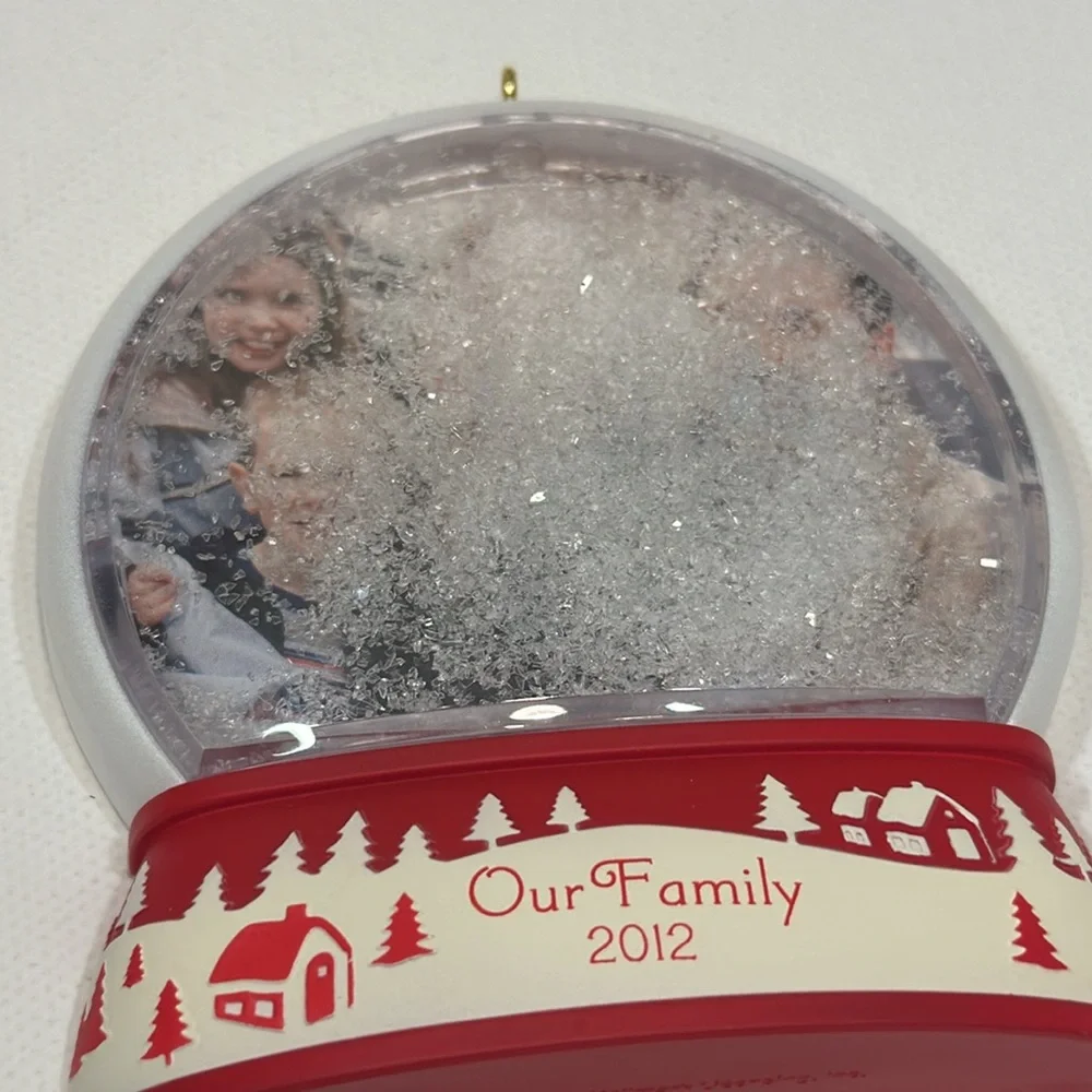 HALLMARK OUR FAMILY 2012 HOLIDAY ORNAMENT